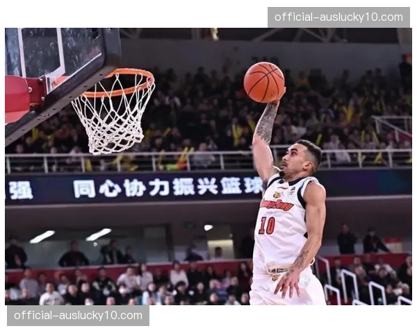 广东队奎因抢断2.6次领跑后卫线 防守压迫性十足